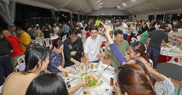 昨晚“新明－实龙岗新春歌台美食夜2024”创纪录筵开50席，全场宾客一起捞鱼生。(吴伟国　摄)