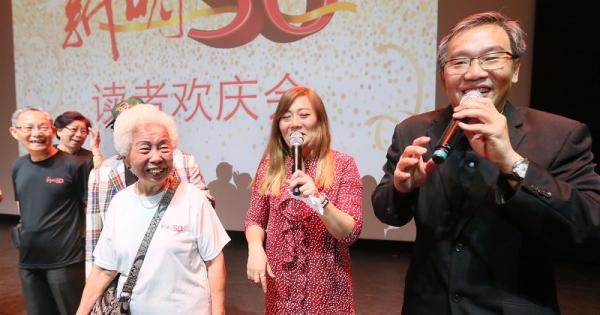梁太太（右三）与新明一起出海庆生，右一为本报总编辑朱志伟，右二是UFM100.3电台DJ叶丽梅。（洪璐华 摄影）