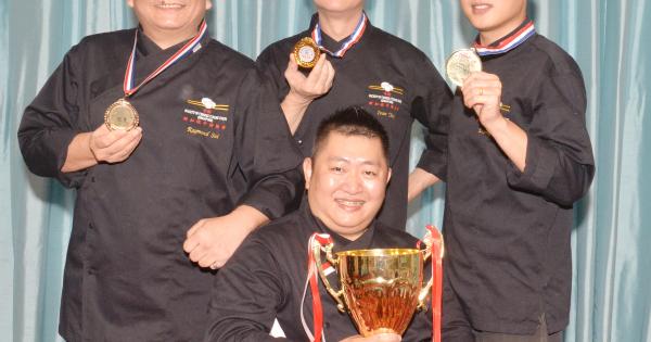 伍海峰与（后排左起）谢贵恩、催传武和曹勇。