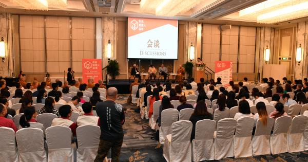 约200名新马新闻从业员和大专 学府的新闻及传媒系学生出席论坛。 约200名新马新闻从业员和大专 学府的新闻及传媒系学生出席论坛。