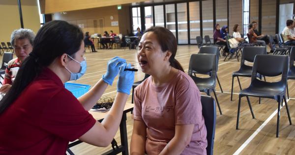 丽珍让护理人员检查牙齿和口腔，她也学到如何保护敏感牙齿。（图／卫生部提供）