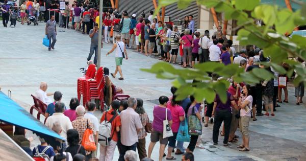 大巴窑1巷大牌127熟食中心的领餐券活动反应热烈，早上八点多已有长长人龙等着领好礼。