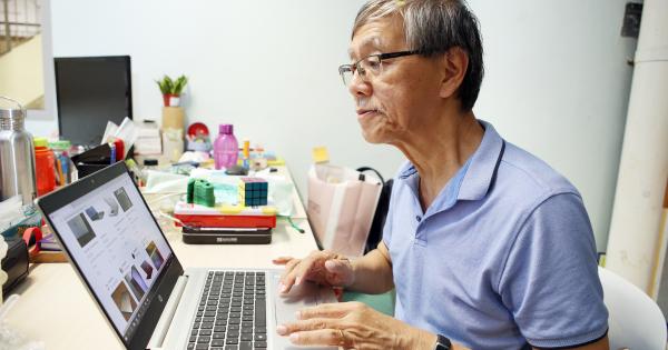 孙翼鹏上过“居家生意”课程，学习如何利用应用程序和网络平台卖东西，还成功卖出东西。（谢智扬　摄影）