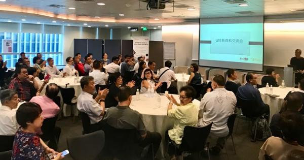 上百名商家出席交流会。