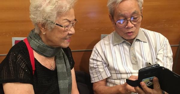 素不相识的陈先生与张女士在讲座上互相学习。（梁伟康摄）