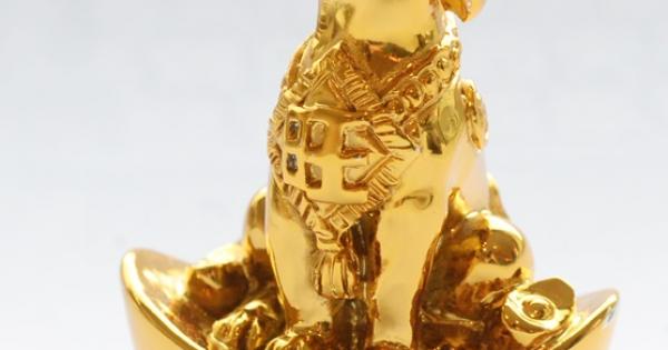“旺旺生财”元宝狗吉祥物。