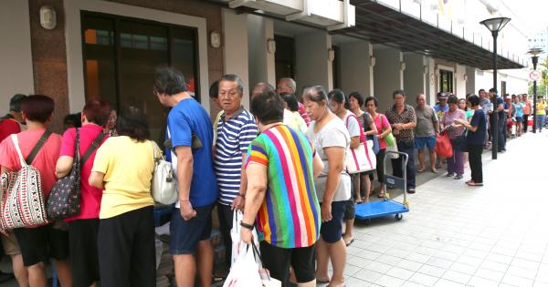 后港坊报纸未到就已出现长龙。
