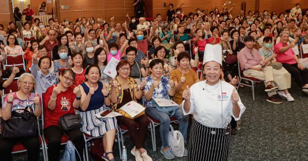 彭玉芸老师与250名读者大合影。