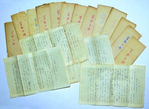 金庸1967年在《新明日报》编辑部写作的《笑傲江湖》手稿。 金庸1967年在《新明日报》编辑部写作的《笑傲江湖》手稿。
